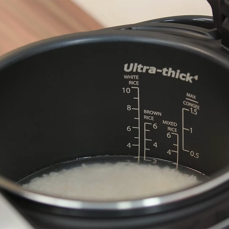 Bước 1 Vo gạo và đong nước Nấu cơm cháy bằng nồi cơm điện