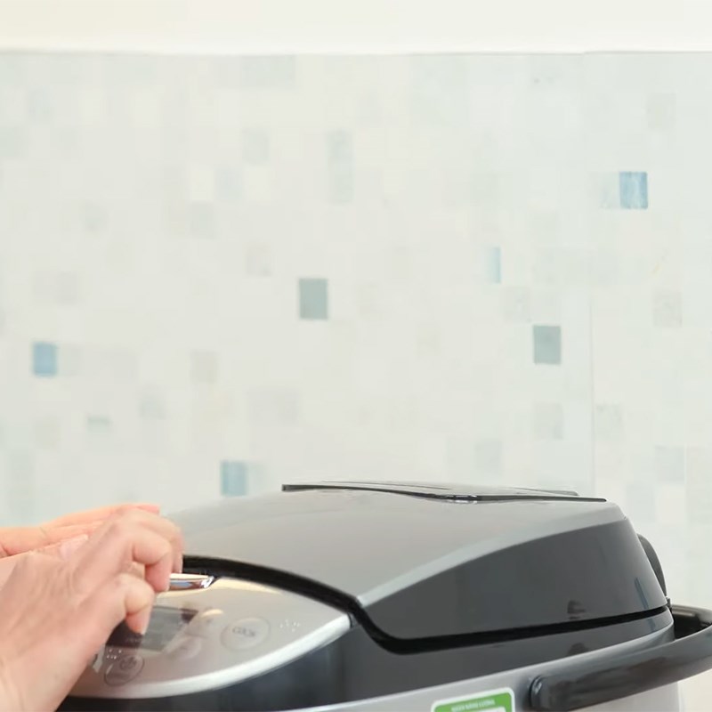 Bước 1 Vo gạo và đong nước Nấu cơm cháy bằng nồi cơm điện