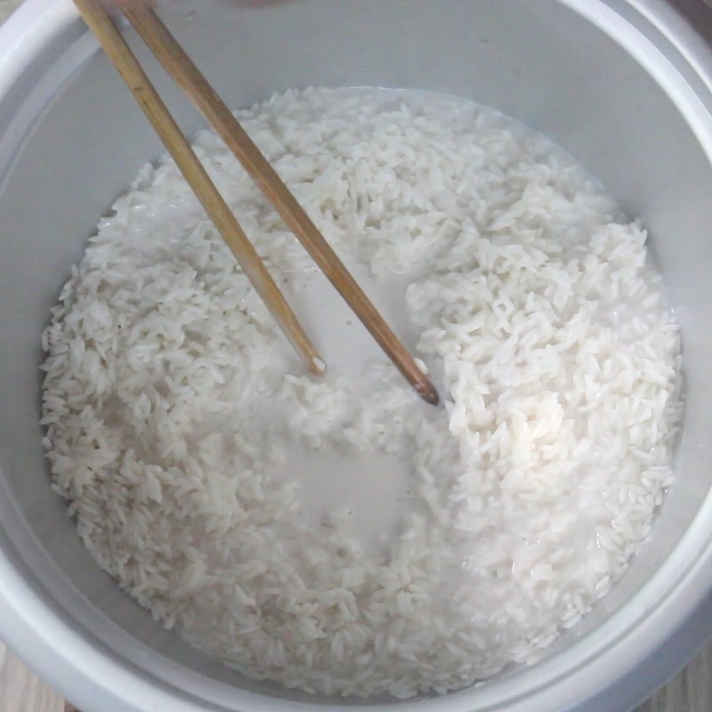 Bước 1 Vo gạo nếp và nấu xôi Xôi sầu riêng nước cốt dừa bằng nồi cơm điện