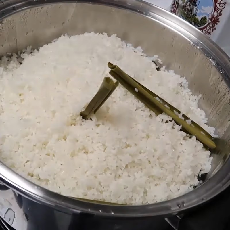 Bước 1 Vo gạo và nấu cơm Cơm tấm bằng xửng hấp