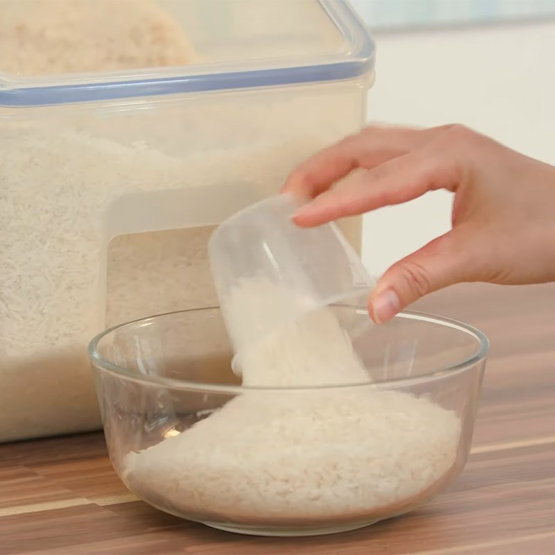 Bước 1 Vo gạo và đong nước Nấu cơm cháy bằng nồi cơm điện