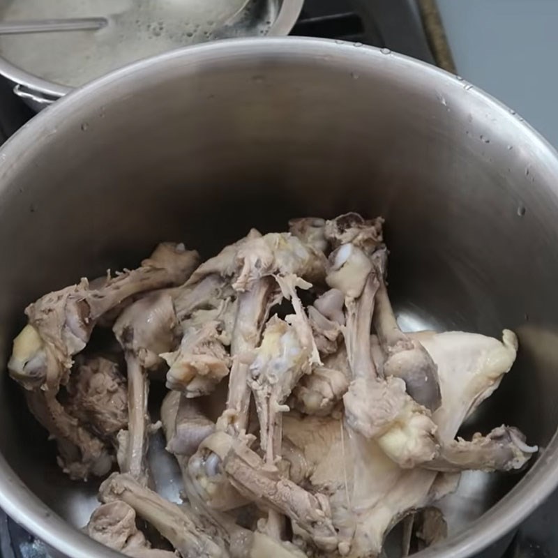 Bước 1 Sơ chế xương gà và nấu nước dùng Súp cua nấm đông cô