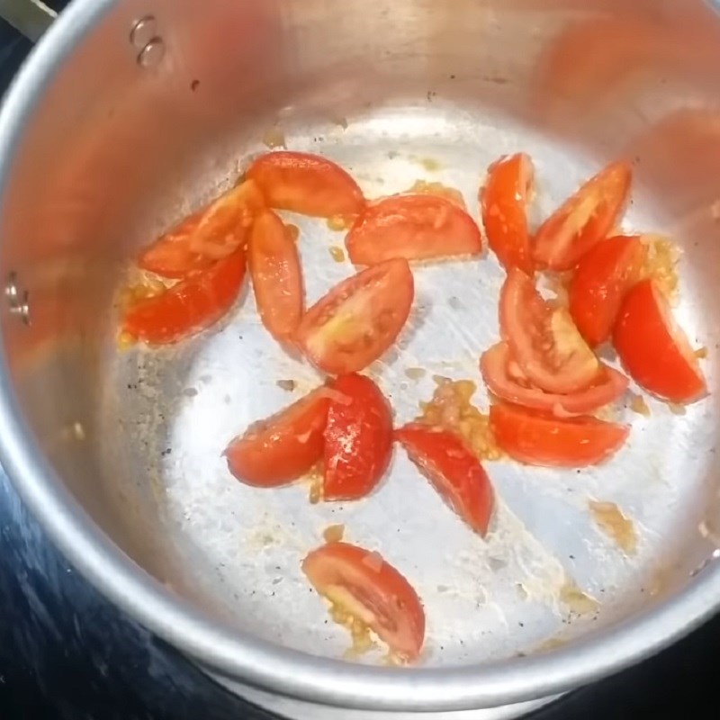 Bước 2 Xào cà chua Canh giá đỗ nấu chua