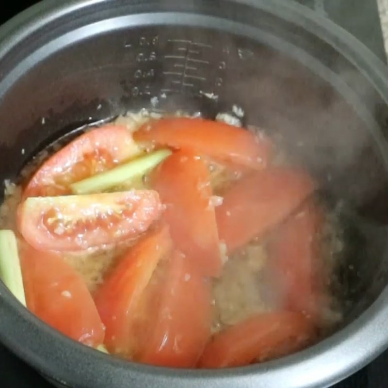 Bước 3 Xào cà chua Nấu lẩu bằng nồi cơm điện