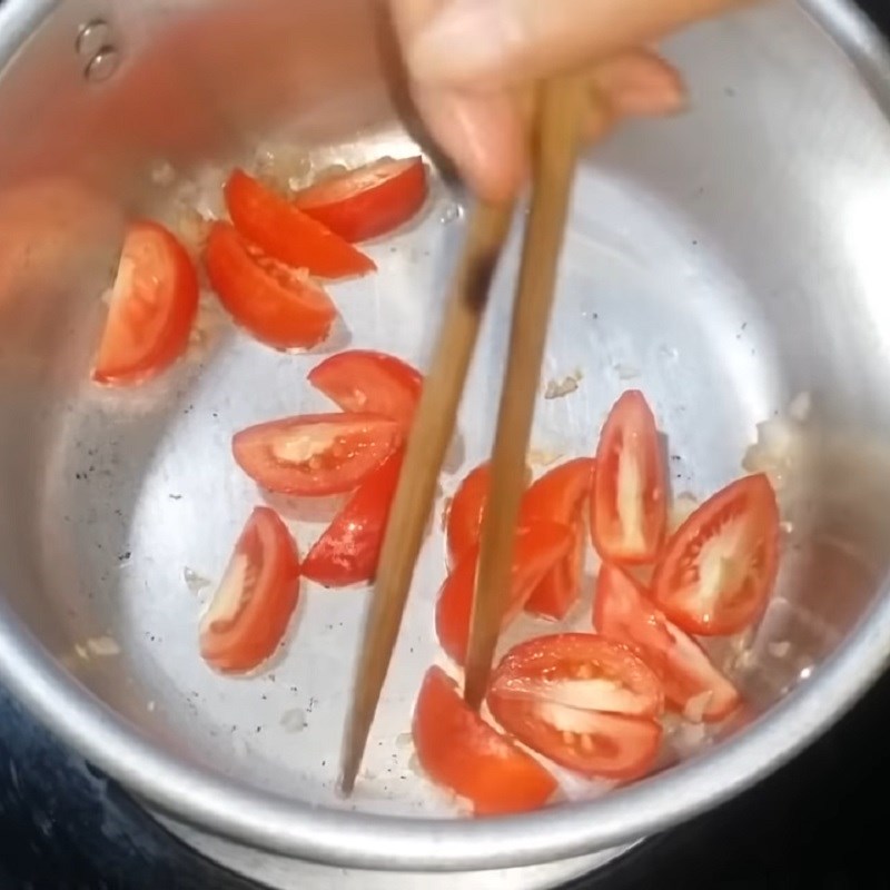 Bước 2 Xào cà chua Canh giá đỗ nấu chua