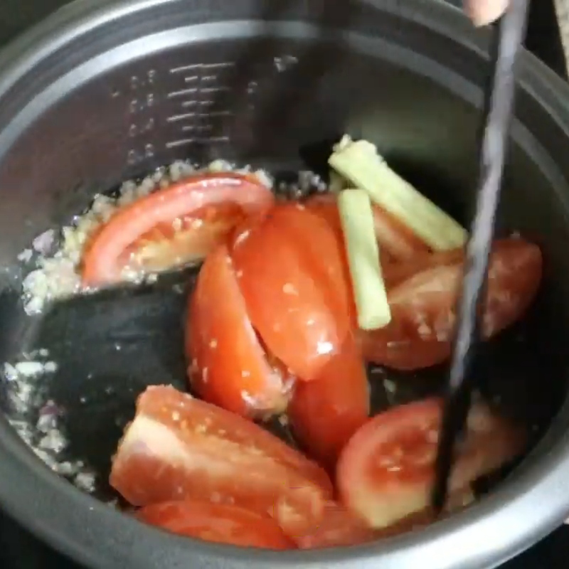 Bước 3 Xào cà chua Nấu lẩu bằng nồi cơm điện