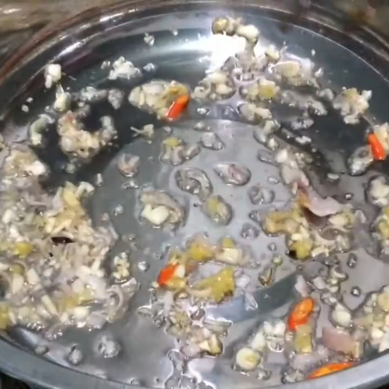 Bước 3 Xào nguyên liệu Lẩu cá hồi măng chua
