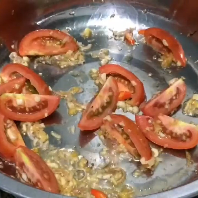 Bước 3 Xào nguyên liệu Lẩu cá hồi măng chua