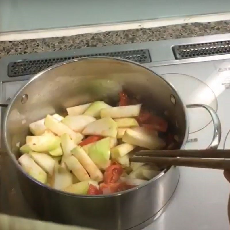Bước 3 Xào nguyên liệu phụ Canh su hào cá chép