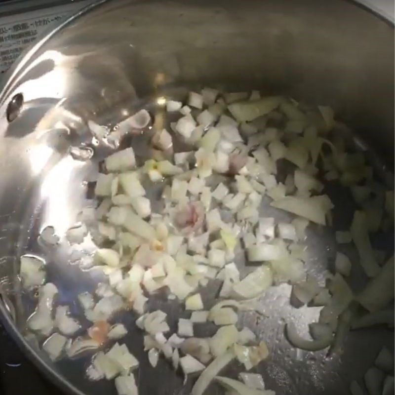 Bước 3 Xào nguyên liệu phụ Canh su hào cá chép