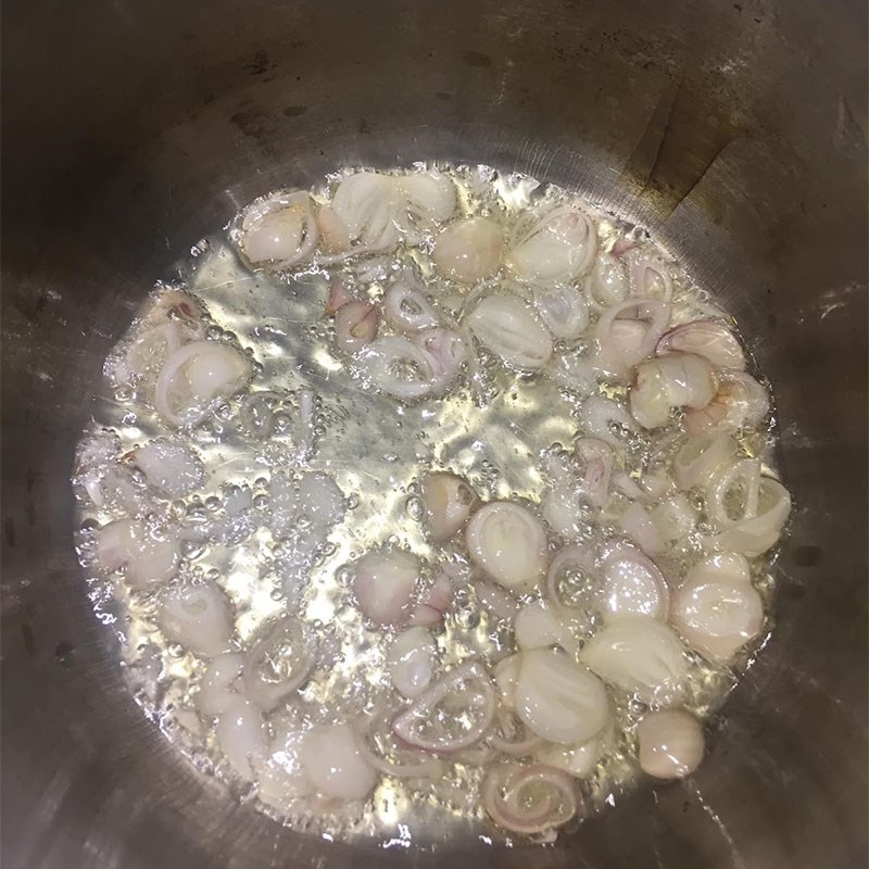 Bước 2 Xào sơ nguyên liệu Lẩu đầu cá hồi măng chua