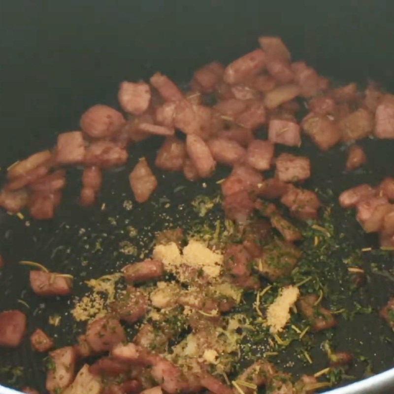 Bước 4 Xào thịt xông khói Súp khoai tây thịt xông khói
