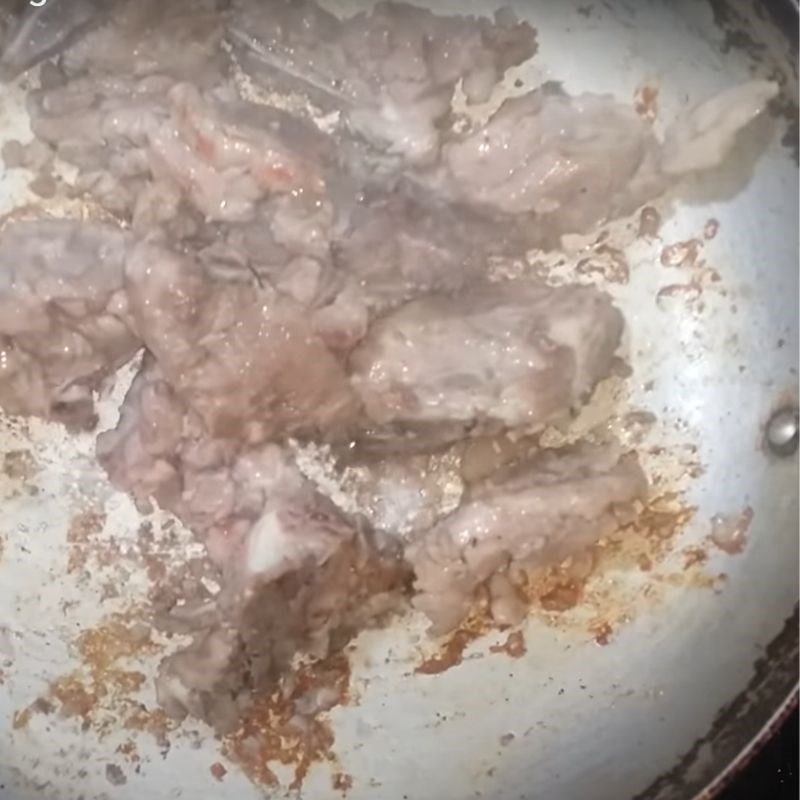 Bước 2 Xào xương heo Canh su hào nấu xương