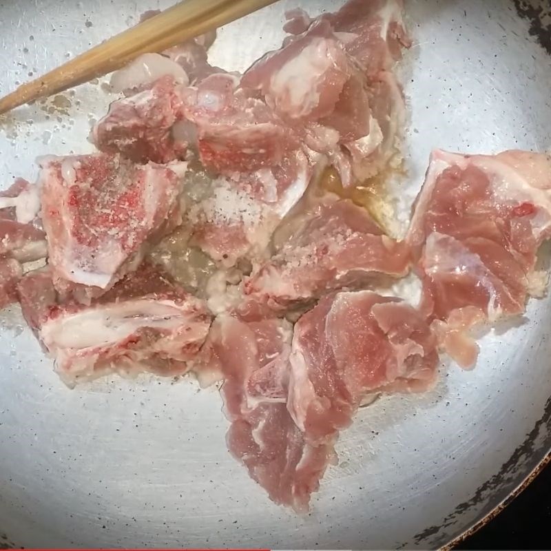 Bước 2 Xào xương heo Canh su hào nấu xương