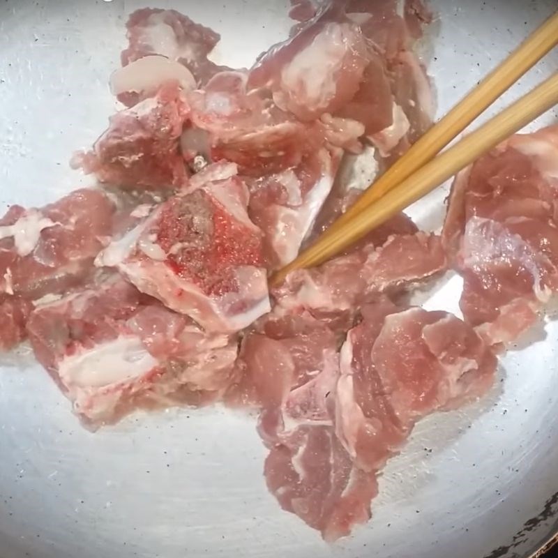 Bước 2 Xào xương heo Canh su hào nấu xương