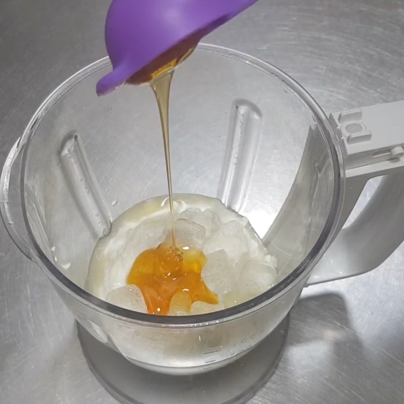 Bước 1 Xay hỗn hợp sinh tố chanh sữa chua mật ong Sinh tố chanh mật ong sữa chua