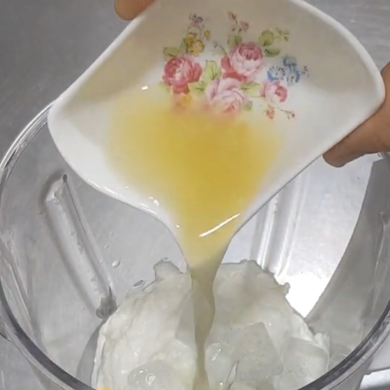 Bước 1 Xay hỗn hợp sinh tố chanh sữa chua mật ong Sinh tố chanh mật ong sữa chua