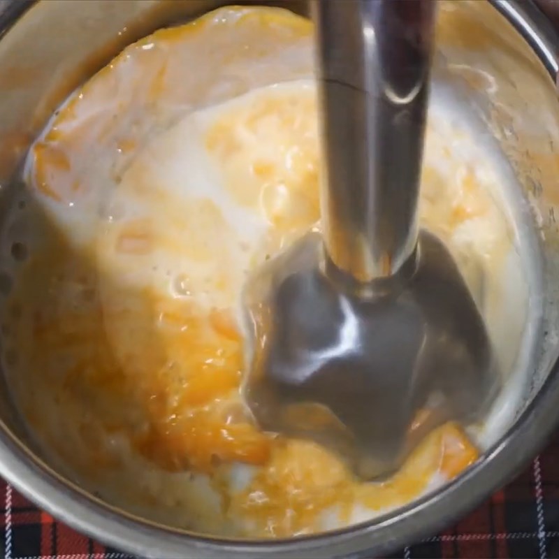 Bước 2 Xay nhuyễn xoài Bánh mì xoài mật ong