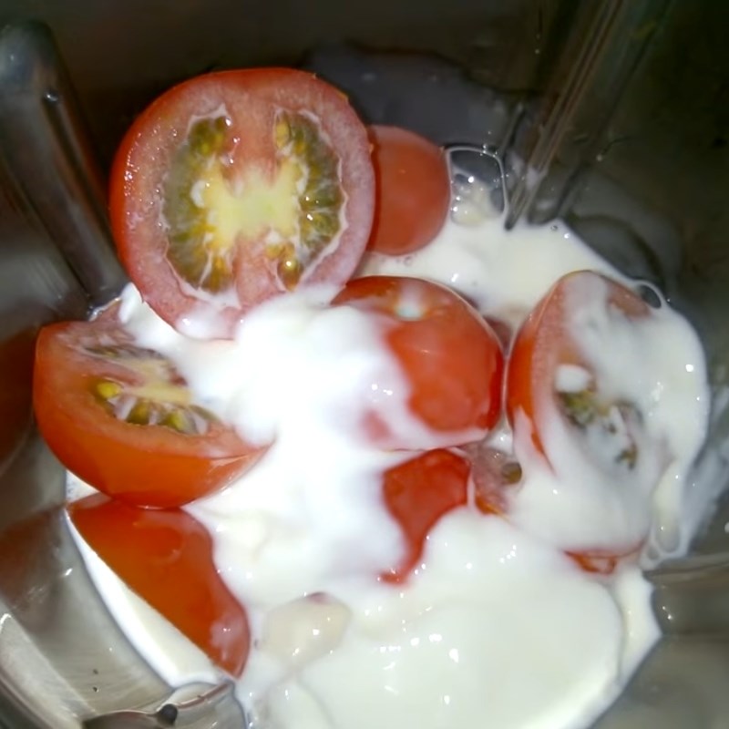 Bước 2 Xay sinh tố Sinh tố cà chua sữa chua