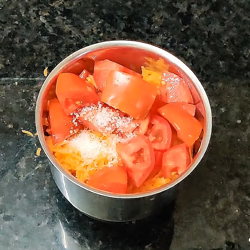 Bước 2 Xay và lọc nước ép Nước ép cà chua cà rốt