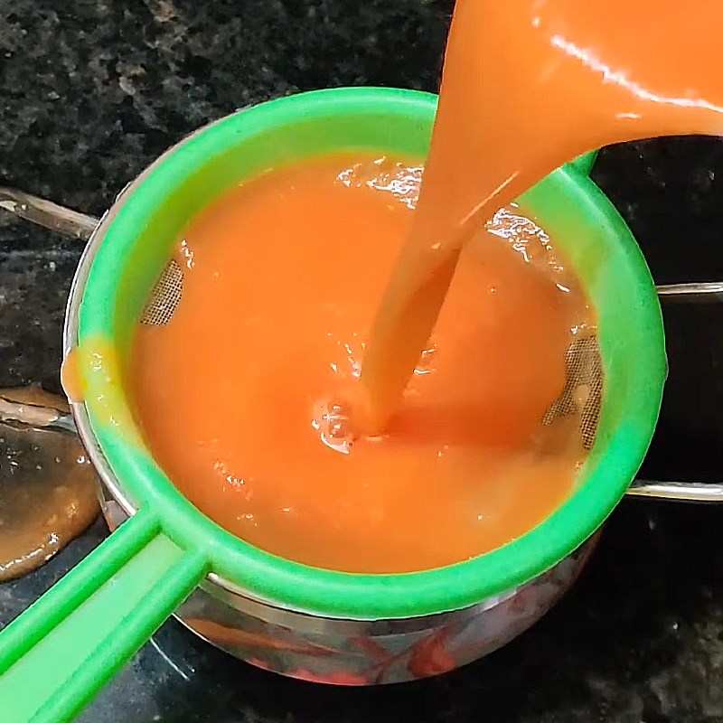Bước 2 Xay và lọc nước ép Nước ép cà chua cà rốt