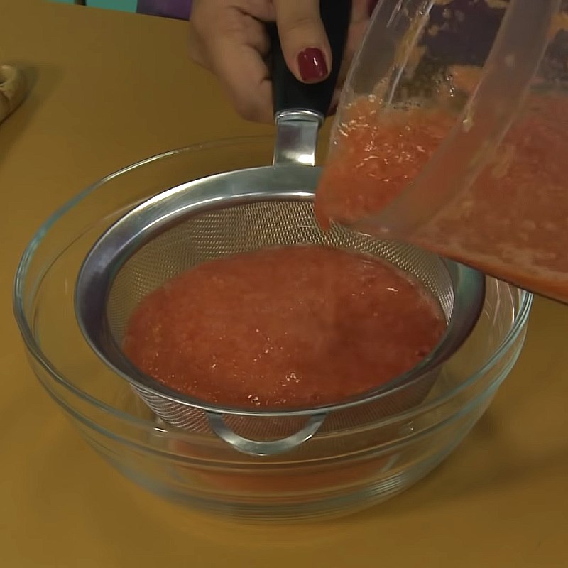 Bước 2 Xay và lọc nước ép Nước ép cà chua cà rốt đu đủ