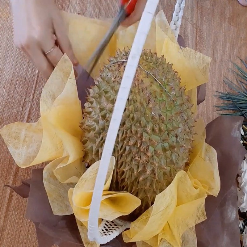 Bước 2 Cố định sầu riêng vào trong giỏ Làm giỏ hoa sầu riêng