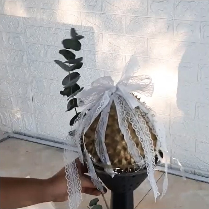 Bước 2 Xếp hoa trang trí Làm bó hoa sầu riêng