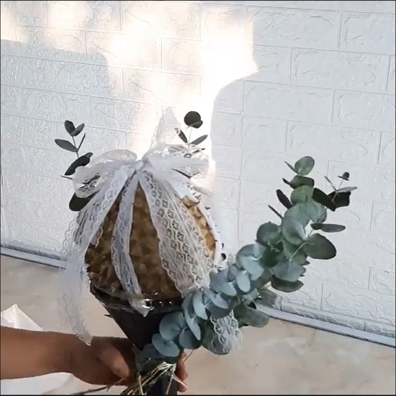 Bước 2 Xếp hoa trang trí Làm bó hoa sầu riêng
