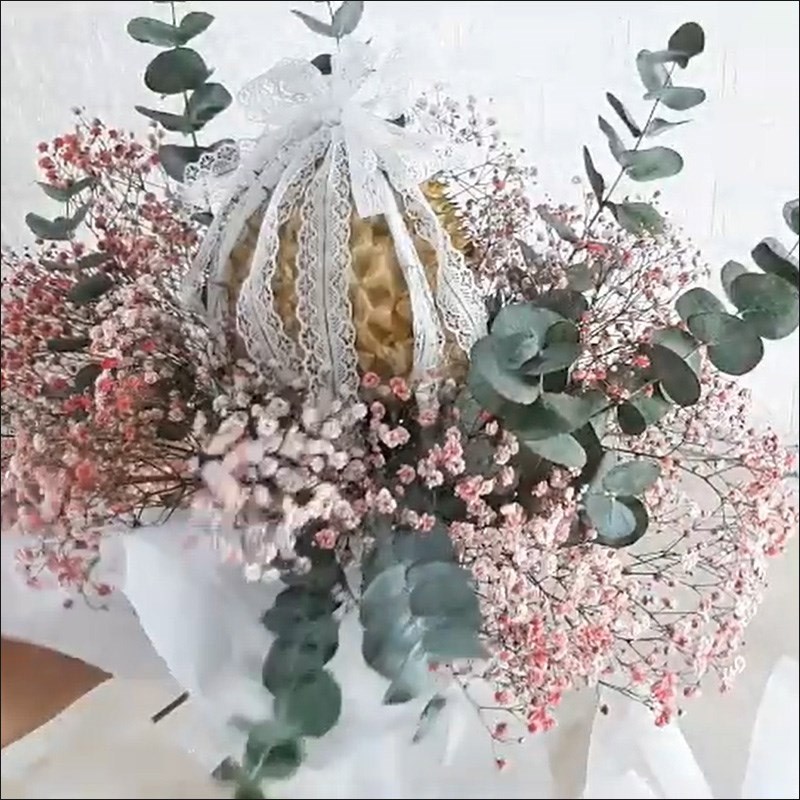 Bước 2 Xếp hoa trang trí Làm bó hoa sầu riêng