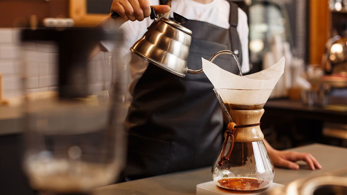 Cà phê pour over là gì? Hương vị, dụng cụ pha cà phê pour over và cách pha