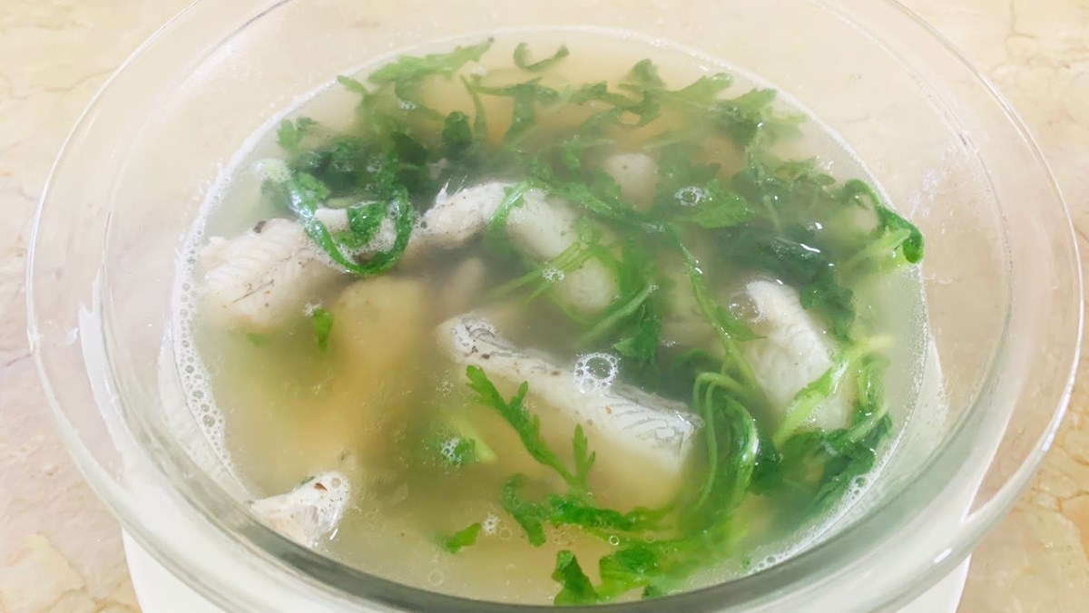 Canh cá khoai cải cúc