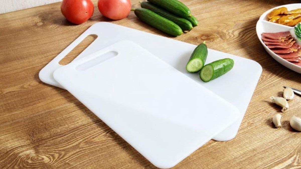 Cách xử lý thớt nhựa bám bẩn lâu ngày