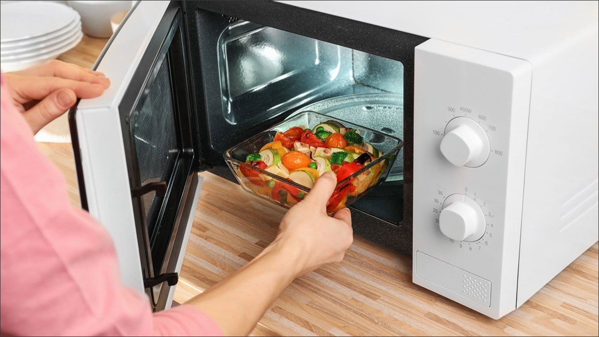 Thức ăn gây hại khi nấu, hâm bằng lò vi sóng