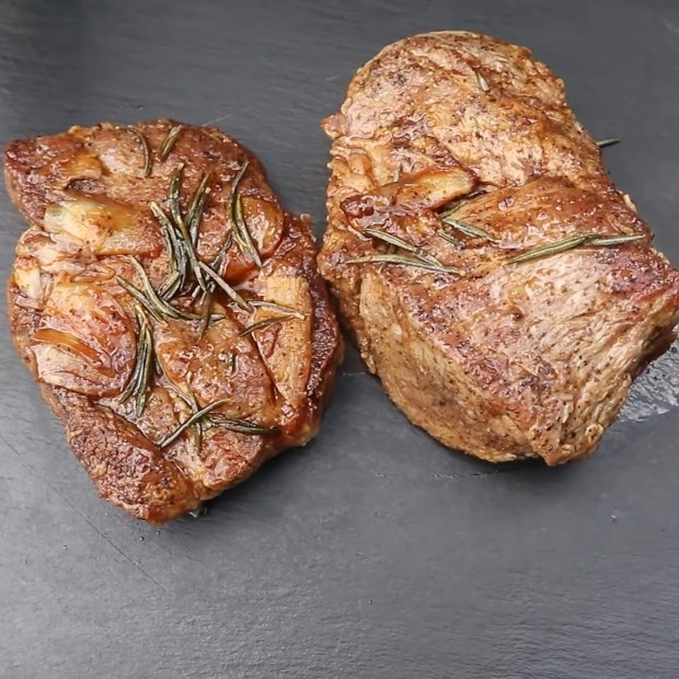 2 cách làm bít tết thịt lợn hấp dẫn thơm ngon đơn giản cho Tết Dương lịch
