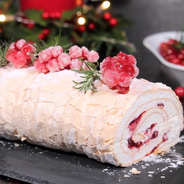 2 cách làm strawberry meringue cake ngọt ngào thơm béo cho tiệc Giáng Sinh