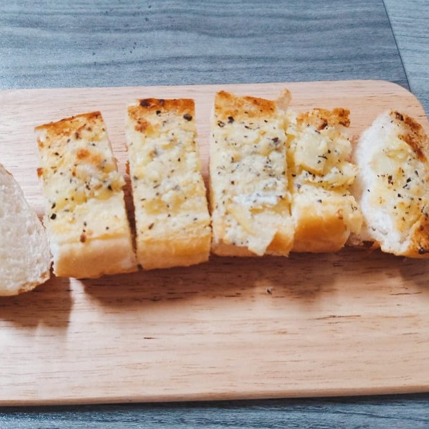 Cách làm bánh mì bơ tỏi bằng nồi chiên không dầu thơm ngon cực đơn giản
