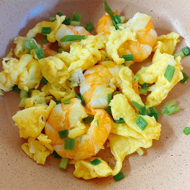 Cách làm tôm xào trứng đậm đà hấp dẫn cực kì đơn giản