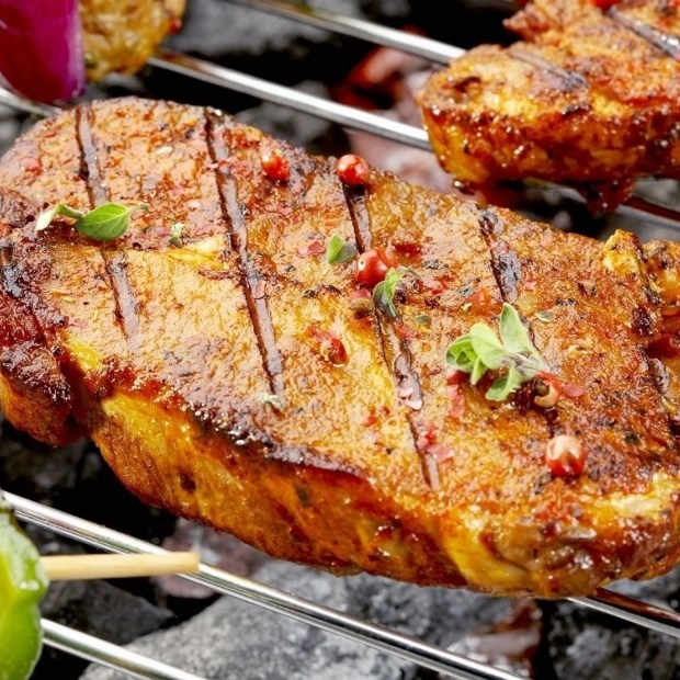 Cách nướng thịt không bị dính vỉ