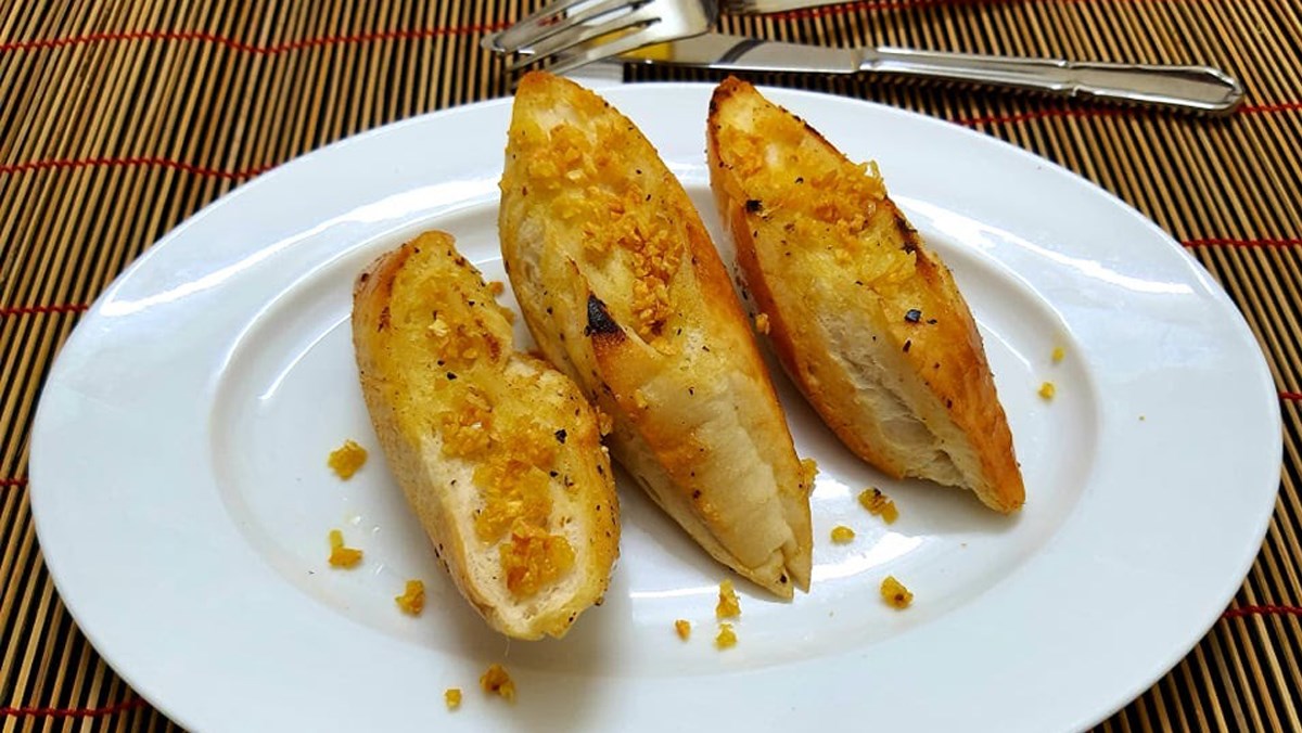 Bánh mì Việt Nam bơ tỏi làm bằng chảo
