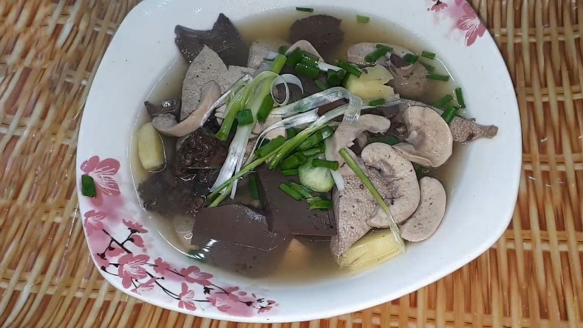 Canh lòng lợn với huyết