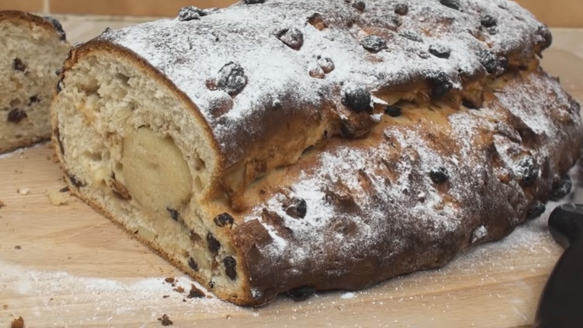 Bánh stollen nhân bánh hạnh nhân