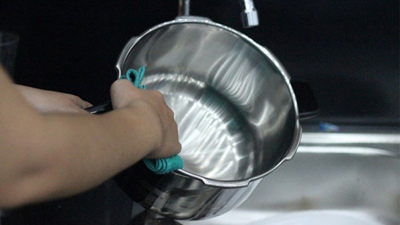 Vệ sinh nồi lần đầu