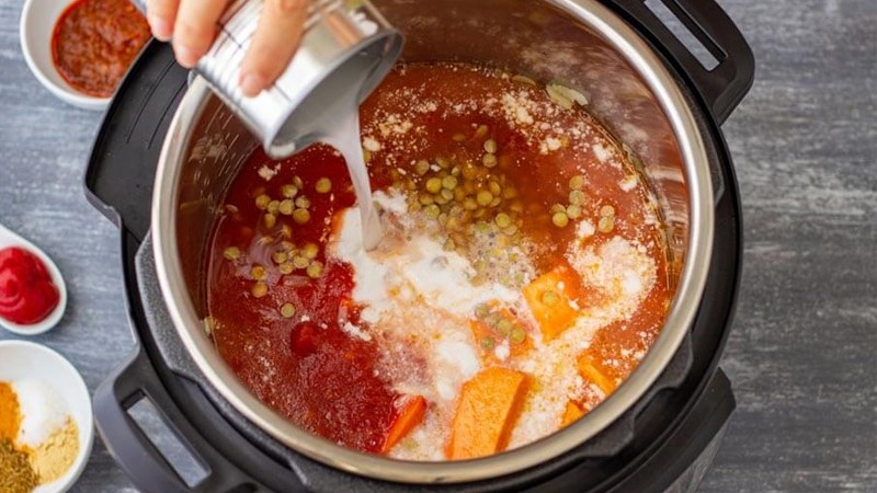 Cho nguy&ecirc;n liệu khi nấu