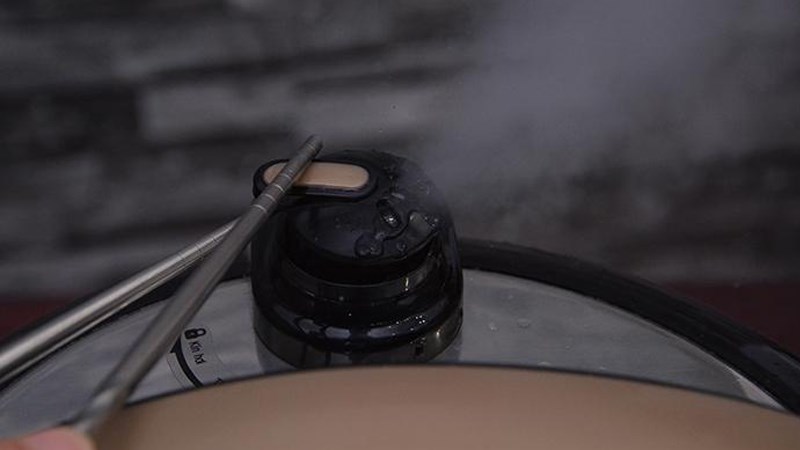 Kh&ocirc;ng dung tay để xả hơi