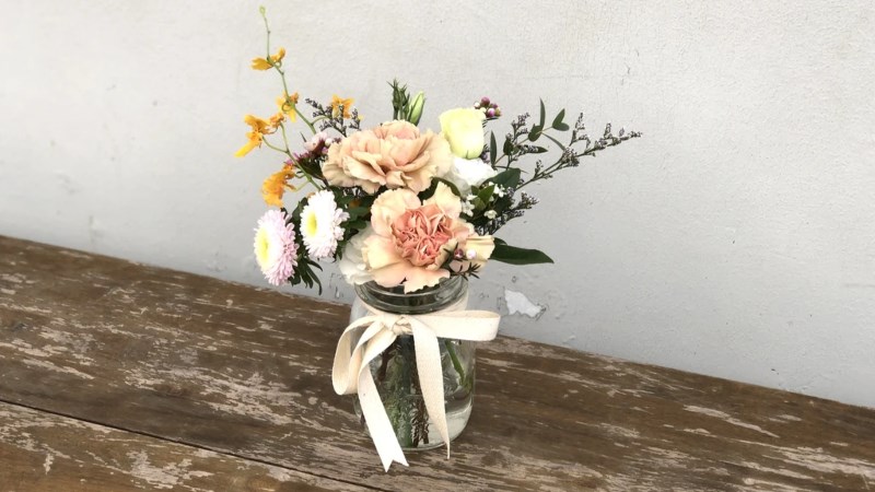 Dùng lọ thuỷ tinh đ&ecirc;̉ làm lọ cắm hoa