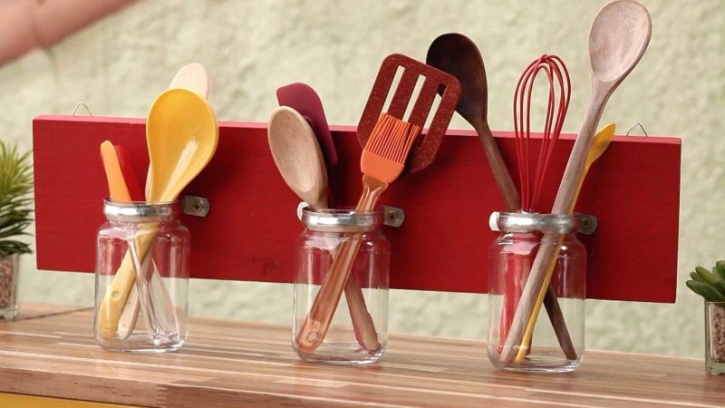 Dùng lọ thuỷ tinh đ&ecirc;̉ dụng cụ làm b&ecirc;́p