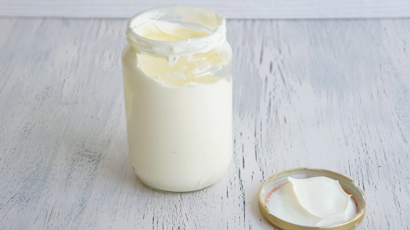 Dùng lọ thuỷ tinh đ&ecirc;̉ đánh kem tươi