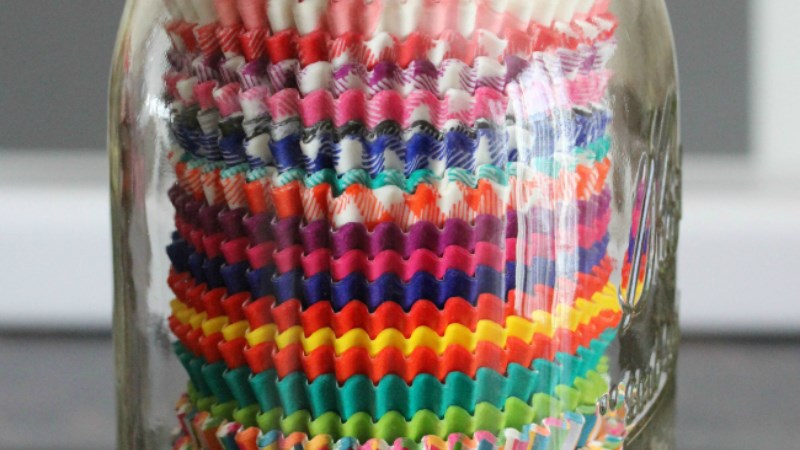 Dùng lọ thuỷ tinh đ&ecirc;̉ đựng dĩa gi&acirc;́y làm bánh