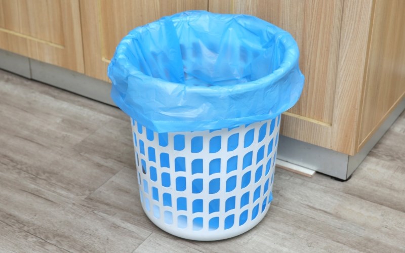 Dùng túi rác sinh học tự hủy